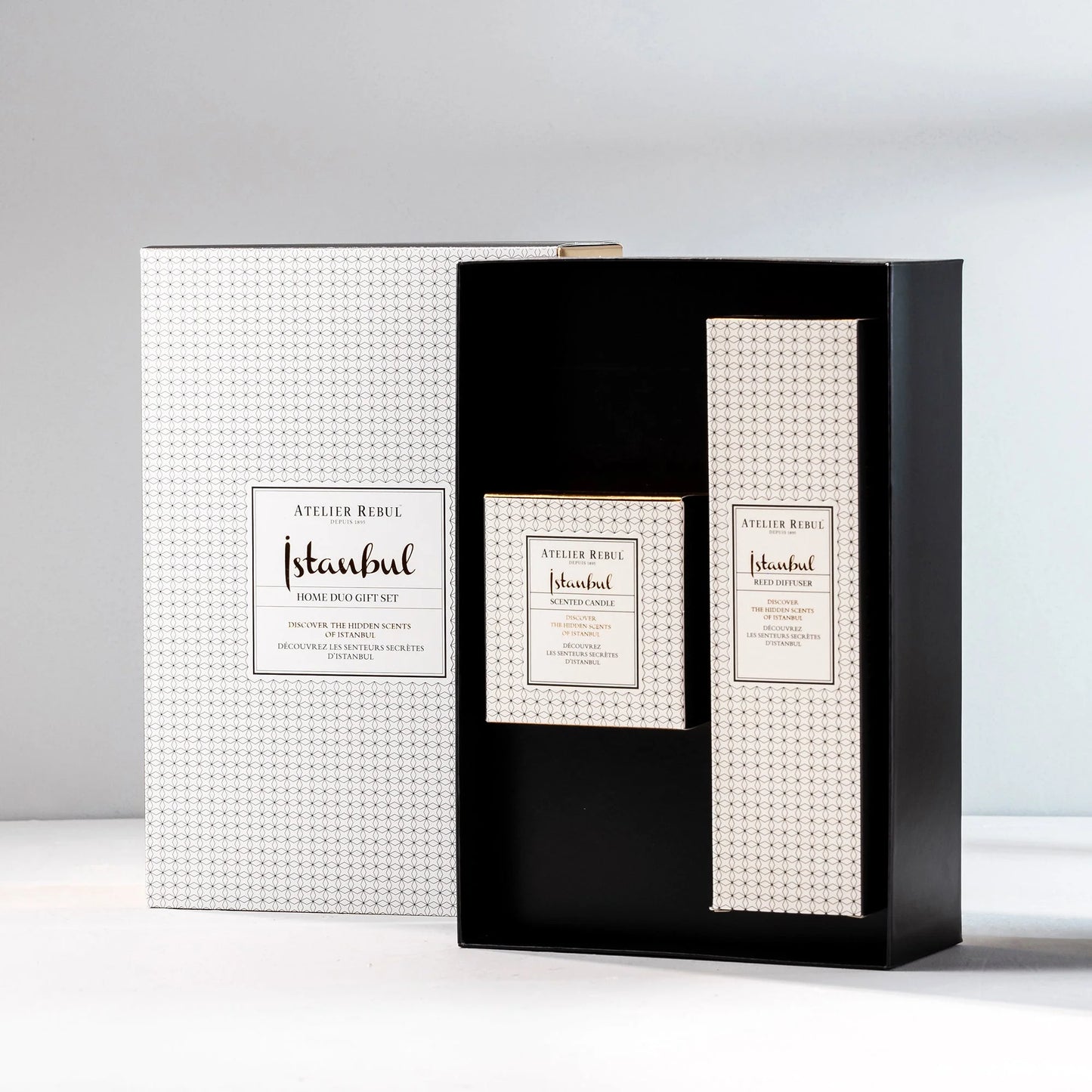 Coffret Atelier Rebul collection istanbul, avec une bougie parfumée et un diffuseur de parfum.