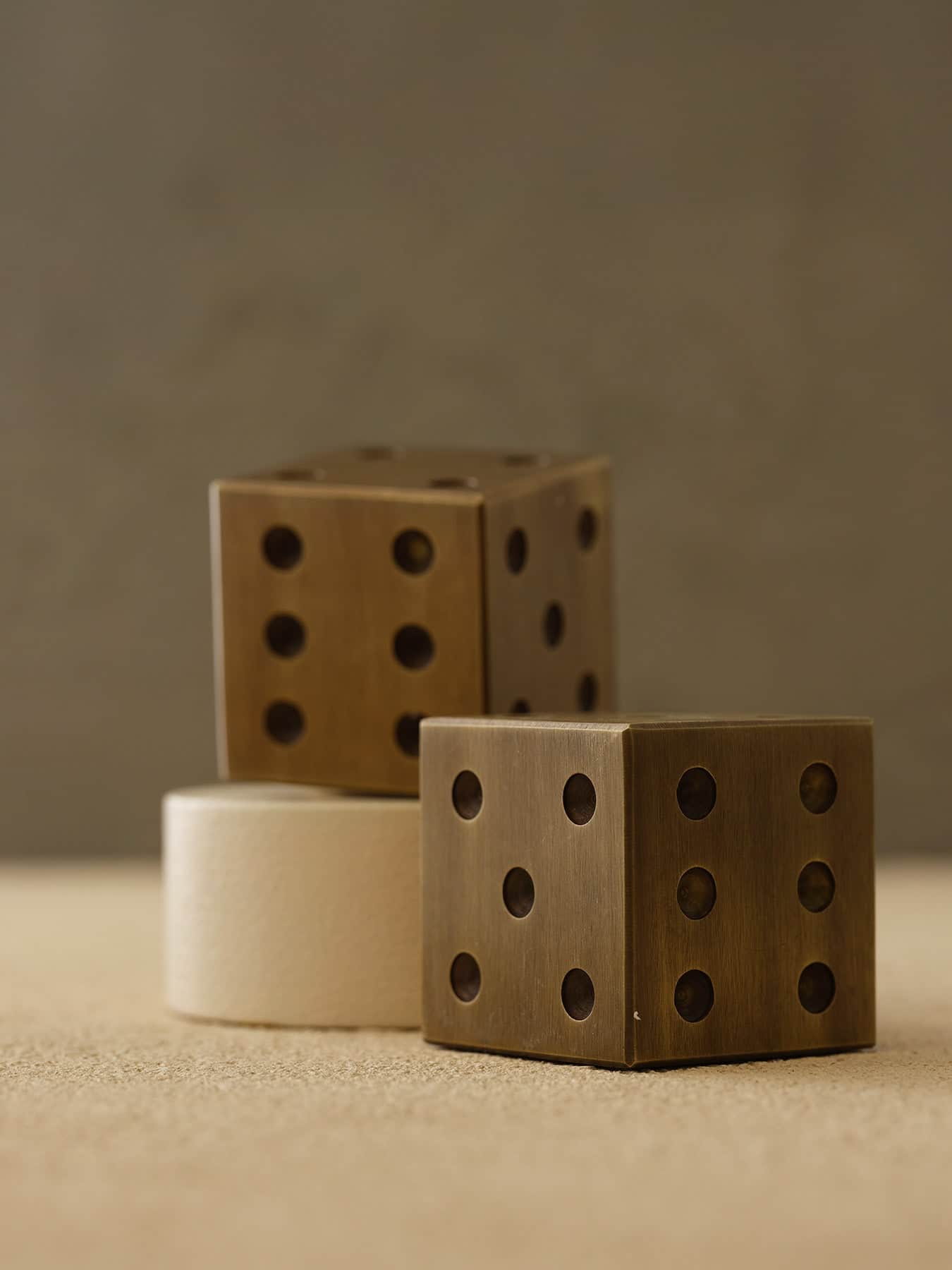 Talia interieurs Accessoires de bureau Set de dés en laiton