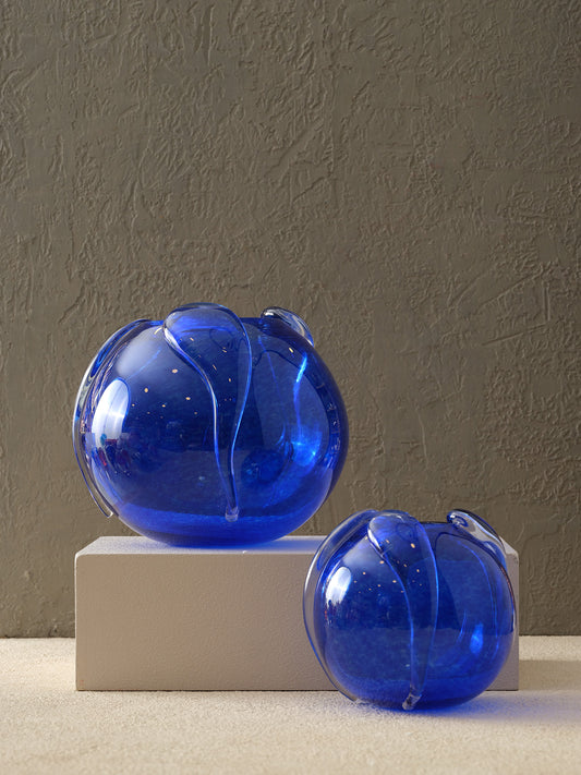 Deux vases en verre ronds et bleu electrique